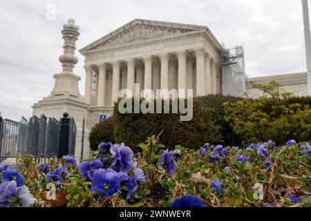 Washington, District of Columbia, USA. 4 marzo 2024. La scena al di fuori della Corte Suprema degli Stati Uniti lunedì 4 marzo 2024 a Washington. La corte ha emesso oggi un parere unanime secondo cui Donald Trump può rimanere sul voto per il presidente. (Immagine di credito: © Eric Kayne/ZUMA Press Wire) SOLO PER USO EDITORIALE! Non per USO commerciale! Crediti: ZUMA Press, Inc./Alamy Live News Foto Stock