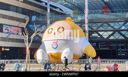 Chongqing, Cina. 4 marzo 2024. Una bambola gonfiabile gigante del gioco mobile ''Egg Party'' è in mostra presso il centro commerciale Xuhui Binjiang di Shanghai, Cina, il 16 febbraio 2024. (Foto di Costfoto/NurPhoto) credito: NurPhoto SRL/Alamy Live News Foto Stock