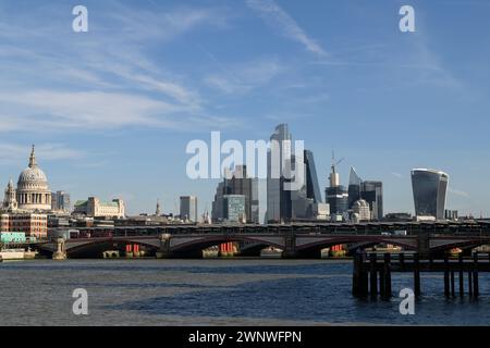 I grattacieli del quartiere finanziario della City of London sorgono sullo sfondo del Southwark Bridge sul fiume Tamigi. Southwark Bridge, Londra, Regno Unito. Foto Stock