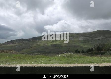 Al Maj, Libano. 3 marzo 2024. Montagne innevate viste dal villaggio di al Maj, Valle di Bekaa, Libano, il 3 marzo 2024. (Foto di Elisa Gestri/Sipa USA) credito: SIPA USA/Alamy Live News Foto Stock