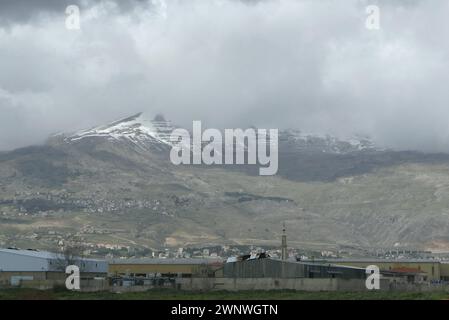 Al Maj, Libano. 3 marzo 2024. Montagne innevate viste dal villaggio di al Maj, Valle di Bekaa, Libano, il 3 marzo 2024. (Foto di Elisa Gestri/Sipa USA) credito: SIPA USA/Alamy Live News Foto Stock