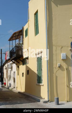 Vecchie case dipinte di giallo al largo di Piale Pasa, Larnaca, Cipro. Febbraio 2024 Foto Stock