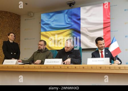 KIEV, UCRAINA - 4 MARZO 2024 - Capo dell'amministrazione militare regionale di Chernihiv, Viacheslav Chaus, Vice primo Ministro per la ricostruzione dell'Ucraina e Ministro dello sviluppo delle Comunità, dei territori e delle infrastrutture dell'Ucraina Oleksandr Kubrakov e Direttore generale dell'agenzia francese di cooperazione tecnica Expertise France Jeremy pelle (da L a R) si vedono nel corso di una cerimonia di firma del memorandum sulla ricostruzione della regione di Chernihiv, Kiev, capitale dell'Ucraina. Foto Stock