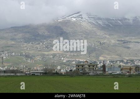 Al Maj, Libano. 3 marzo 2024. Montagne innevate viste dal villaggio di al Maj, Valle di Bekaa, Libano, il 3 marzo 2024. (Foto di Elisa Gestri/Sipa USA) credito: SIPA USA/Alamy Live News Foto Stock