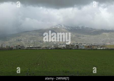 Al Maj, Libano. 3 marzo 2024. Montagne innevate viste dal villaggio di al Maj, Valle di Bekaa, Libano, il 3 marzo 2024. (Foto di Elisa Gestri/Sipa USA) credito: SIPA USA/Alamy Live News Foto Stock