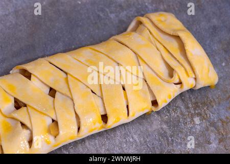 Torta di frutta fatta in casa. Impasto crudo, deliziosa torta alla frutta secca a fette. Torta deliziosa Foto Stock