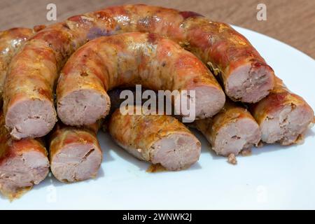 salsiccia, ripieno di salsicce cotte. Salsiccia di maiale fatta in casa sul piatto. primo piano Foto Stock