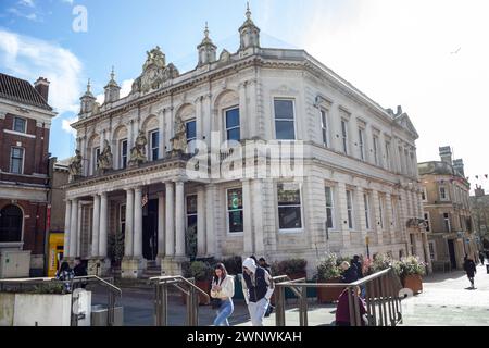 Ipswich, Suffolk, 4 marzo 2024, c'erano cieli blu sopra il botanico di Ipswich, Suffolk, facendolo sentire un po' più caldo. Le previsioni sono per il cloud nei prossimi giorni. Era 9C oggi, in genere è una media di soli 7C in questo periodo dell'anno. Crediti: Keith Larby/Alamy Live News Foto Stock