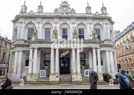 Ipswich, Suffolk, 4 marzo 2024, c'erano cieli blu sopra il botanico di Ipswich, Suffolk, facendolo sentire un po' più caldo. Le previsioni sono per il cloud nei prossimi giorni. Era 9C oggi, in genere è una media di soli 7C in questo periodo dell'anno. Crediti: Keith Larby/Alamy Live News Foto Stock