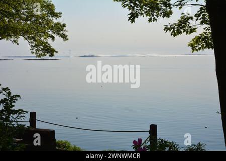 Orizzonte con l'isola e le formazioni rocciose sull'Atlantico vicino a Rockport, Maine Foto Stock