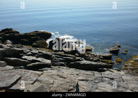 Orizzonte con l'isola e le formazioni rocciose sull'Atlantico vicino a Rockport, Maine Foto Stock