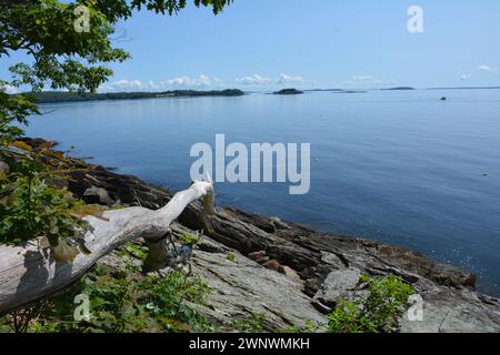 Orizzonte con l'isola e le formazioni rocciose sull'Atlantico vicino a Rockport, Maine Foto Stock