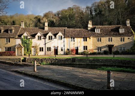 Pittoreschi cottage accanto al By Brook a Castle Combe, Wiltshire, una volta votato il villaggio più bello d'Inghilterra. Foto Stock