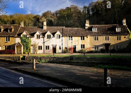 Pittoreschi cottage accanto al By Brook a Castle Combe, Wiltshire, una volta votato il villaggio più bello d'Inghilterra. Foto Stock