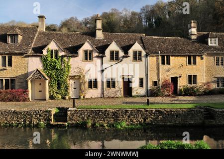 Pittoreschi cottage accanto al By Brook a Castle Combe, Wiltshire, una volta votato il villaggio più bello d'Inghilterra. Foto Stock