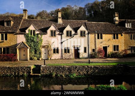 Pittoreschi cottage accanto al By Brook a Castle Combe, Wiltshire, una volta votato il villaggio più bello d'Inghilterra. Foto Stock