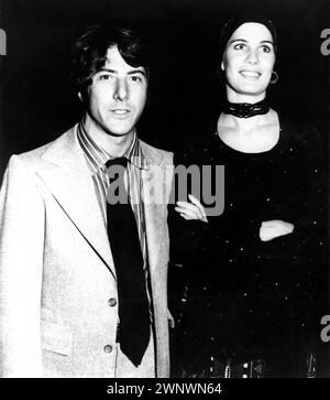 DUSTIN HOFFMAN e sua moglie ANNE BYRNE HOFFMAN alla prima mondiale a New York al Sutton Theater il 15 giugno 1971 del suo ultimo film WHO IS HARRY KELLERMAN AND WHY IS SAY THOSE TERRIBLE THINGS ABOUT ME? 1971 regista ULU GROSBARD racconto breve / sceneggiatura Herb Gardner Cinema Center Films Foto Stock