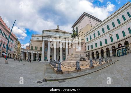 GENOVA, ITALIA - 20 MARZO 2021: Il Monumento di Garibaldi in largo Sandro Pertini, vicino a Piazza Ferrari. Sullo sfondo Galleria Giuseppe Siri, Accademia Foto Stock