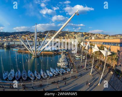 GENOVA, ITALIA - 20 MARZO 2021: Veduta aerea del porto di Genova con Porto Antico, l'acquario, la sfera di Renzo piano-Biosfera (sfera di vetro), barche Foto Stock