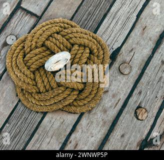 Nodo nautico Carrick Bend su tavole di legno Foto Stock