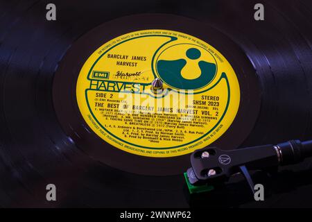 The Best of Barclay James Harvest volume 2 vinile album LP con tonearm, cartuccia, headshell e stilo su giradischi - 1979 Foto Stock