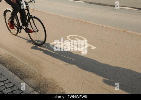 Copenhagen, Danimarca /04 Mach 2024/.pista ciclabile per ciclisti nella capitale dan ish Copenhagen. (Foto.Francis Joseph Dean/Dean Pictures) Foto Stock