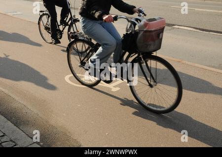 Copenhagen, Danimarca /04 Mach 2024/.pista ciclabile per ciclisti nella capitale dan ish Copenhagen. (Foto.Francis Joseph Dean/Dean Pictures) Foto Stock