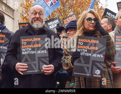 Londra, Regno Unito. 26 novembre 2023. Il rabbino capo del Regno Unito EPHRAIM MIRVIS e TRACY-ANN OBERMAN partecipano alla marcia. Migliaia di manifestanti pro-Israele hanno marciato nel centro di Londra contro l'antisemitismo e hanno chiesto il rilascio degli ostaggi israeliani detenuti da Hamas a Gaza. Credito: Vuk Valcic/Alamy Foto Stock