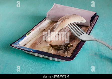 Pezzi di filetto di pesce in marinata. Filetto di aringa. Primo piano del filetto di pesce. Foto Stock