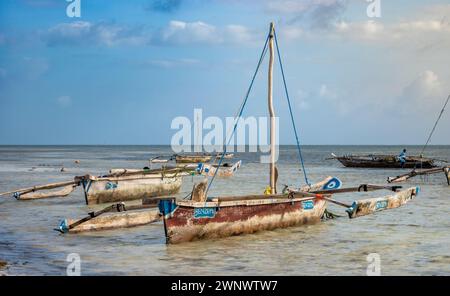 Un tradizionale dhow in legno che prende il nome da Karim Benzema, il calciatore del Real Madrid. Jambiani, Zanzibar, Tanzania. Foto Stock