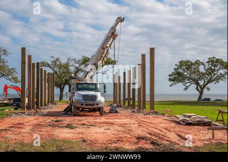 Nuova costruzione di case sulla spiaggia sopraelevate su palafitte o moli per prevenire le inondazioni, Mississippi Gulf Coast, Stati Uniti. Foto Stock