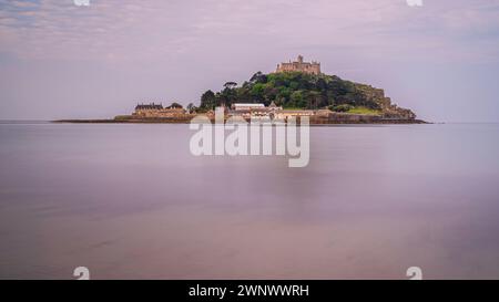 Monte di San Michele all'alba, circondato da un mare calmo e liscio Foto Stock