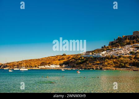 Spiaggia di Pallas a Lindos sull'isola di Rodi in Grecia. Foto Stock