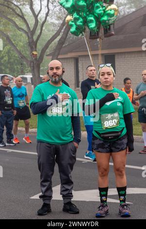 Coppia, uomo e donna, tenere le mani sul cuore per l'inno Nazionale, 18th Annual St. Patrick's Day 5K Walk & Run, Pharr, Hidalgo, Texas, USA. Foto Stock