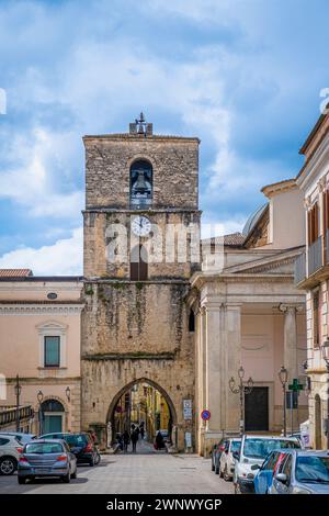 Il campanile della Cattedrale di San Pietro Apostolo con Arch ofi St. Peter. Isernia, Molise, Italia, Europa. Foto Stock