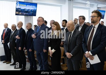 Kiev, Ucraina. 4 marzo 2024. La leadership della centrale nucleare di Zaporizhzhia partecipa a un evento dedicato a commemorare il secondo anniversario dell'occupazione da parte delle forze armate russe della centrale nucleare di Zaporizhzhia, a Kiev. La centrale nucleare di Zaporizhzhya fu occupata dalle truppe russe il 4 marzo 2022. Credito: SOPA Images Limited/Alamy Live News Foto Stock