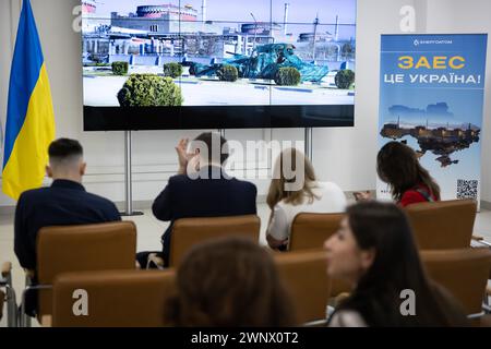 Kiev, Ucraina. 4 marzo 2024. I lavoratori delle centrali nucleari guardano il filmato documentario sull'occupazione della centrale nucleare di Zaporozhye in occasione di un evento dedicato alla commemorazione del secondo anniversario dell'occupazione da parte delle forze armate russe della centrale nucleare di Zaporizhzhia, a Kiev. La centrale nucleare di Zaporizhzhya fu occupata dalle truppe russe il 4 marzo 2022. Credito: SOPA Images Limited/Alamy Live News Foto Stock