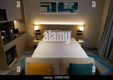 SINGAPORE - 5 NOVEMBRE 2023: Interni di una camera con un letto doppio all'Holiday Inn Express and Suites Singapore Novena Foto Stock