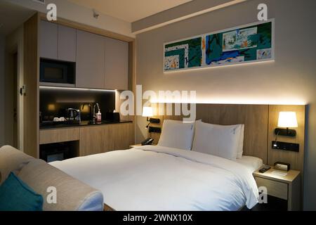 SINGAPORE - 5 NOVEMBRE 2023: Interni di una camera con un letto doppio all'Holiday Inn Express and Suites Singapore Novena Foto Stock