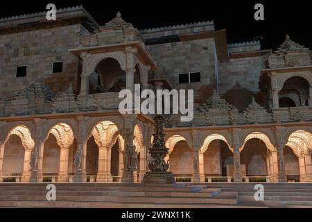 Cortile con sala giochi. BAPS Swaminarayan Akshardham. Tempio indù. Robbinsville, New Jersey, Stati Uniti Foto Stock