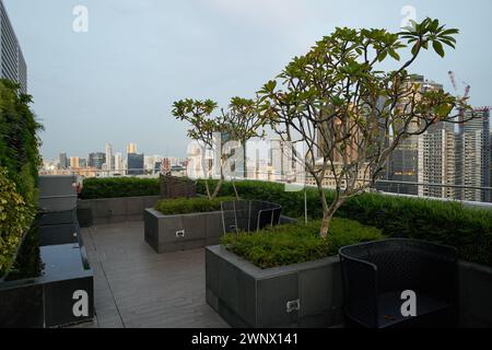 SINGAPORE - 5 NOVEMBRE 2023: Sky Deck sul tetto del Mercure Singapore Bugis di notte. Foto Stock