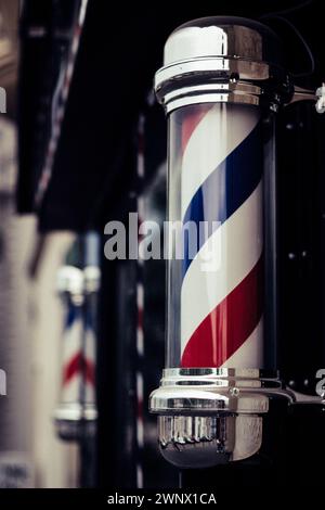 Insegna a spirale per barbiere d'epoca a Budapest Foto Stock