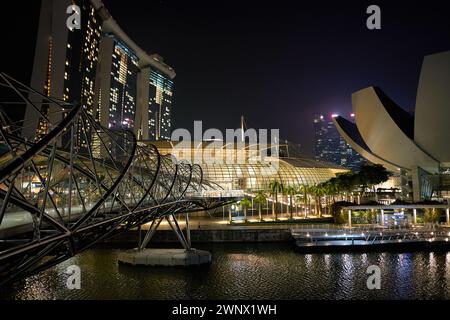 SINGAPORE - 06 NOVEMBRE 2023: Vista notturna delle sabbie di Marina Bay e del Museo delle Scienze dell'Arte. Foto Stock