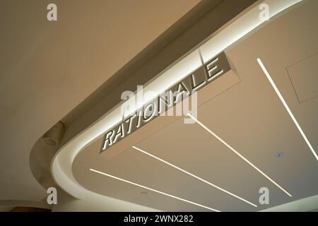 SINGAPORE - 06 NOVEMBRE 2023: Cartello razionale visto all'interno di Tang Plaza a Singapore. Foto Stock