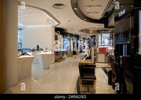 SINGAPORE - 06 NOVEMBRE 2023: Vari prodotti cosmetici esposti all'interno di Tang Plaza a Singapore. Foto Stock