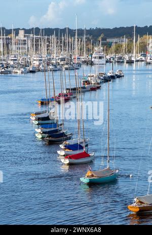 piccoli yacht e gommoni ormeggiati nel fiume al porticciolo di lymington sulla costa del solent nel regno unito Foto Stock