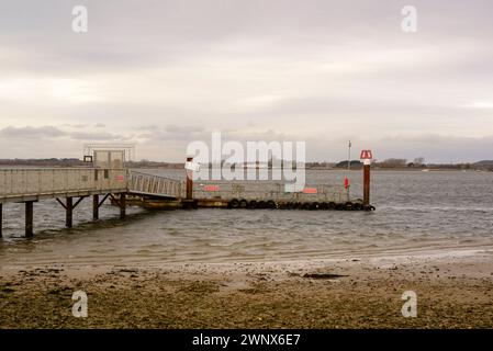 Molo per il traghetto da Hengistbury dirigersi su Mudeford Spit a Mudeford Quay, Christchurch Harbour, Dorset, Regno Unito Foto Stock