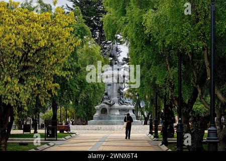 Monumento a Hernando de Magellanes, il capo della prima spedizione europea in questa parte del mondo, situato nel mezzo di Plaza de Armas. Foto Stock