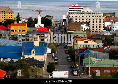 Una vista panoramica a Punta Arenas si affaccia sulla città e sul porto, oltre a vedute delle Straights of Magellen. Foto Stock