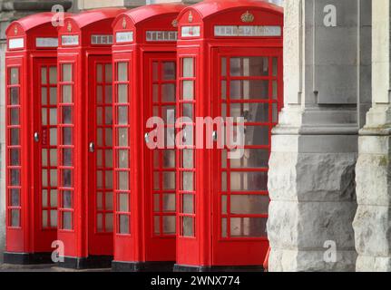 Precedentemente Unreleased file Photo datato 29/08/11 che mostra scatole telefoniche rosse a Blackpool...03/11/11: Società di telecomunicazioni britannica BT Group PLC Thursday Foto Stock